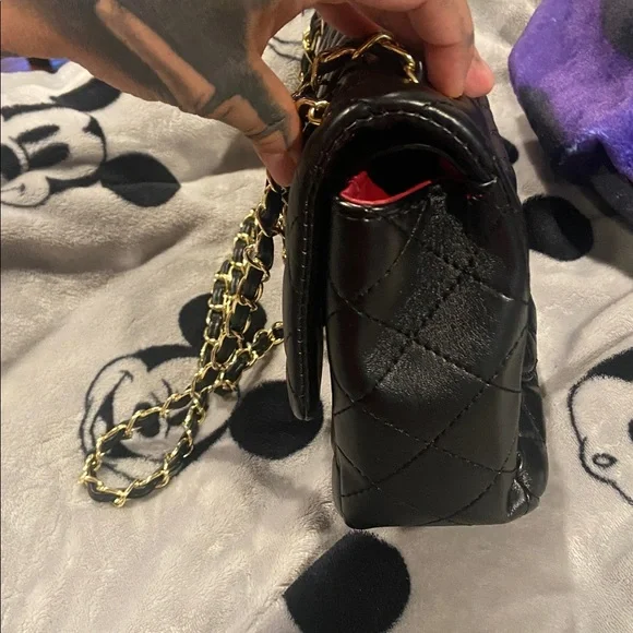 Elegant Black Quilted w/gold /hardware Chain Shoulder Bag - Picture 2 of 16